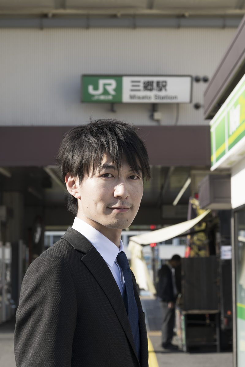 JR三郷駅前に立つ鈴木優作