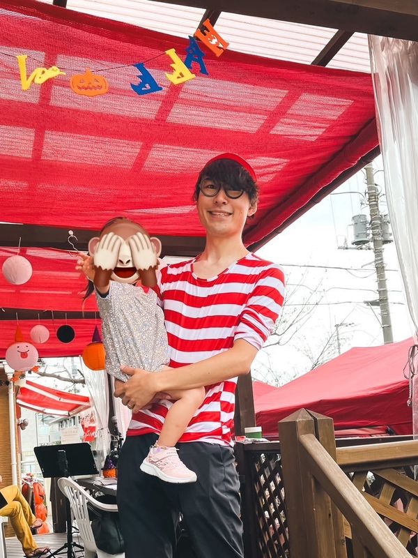 子どもを抱く鈴木優作（議員になる前）