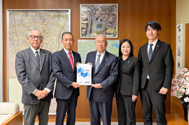 木津市長へ重要要望事項を手渡す会派・創政MISATOのメンバーと鈴木優作